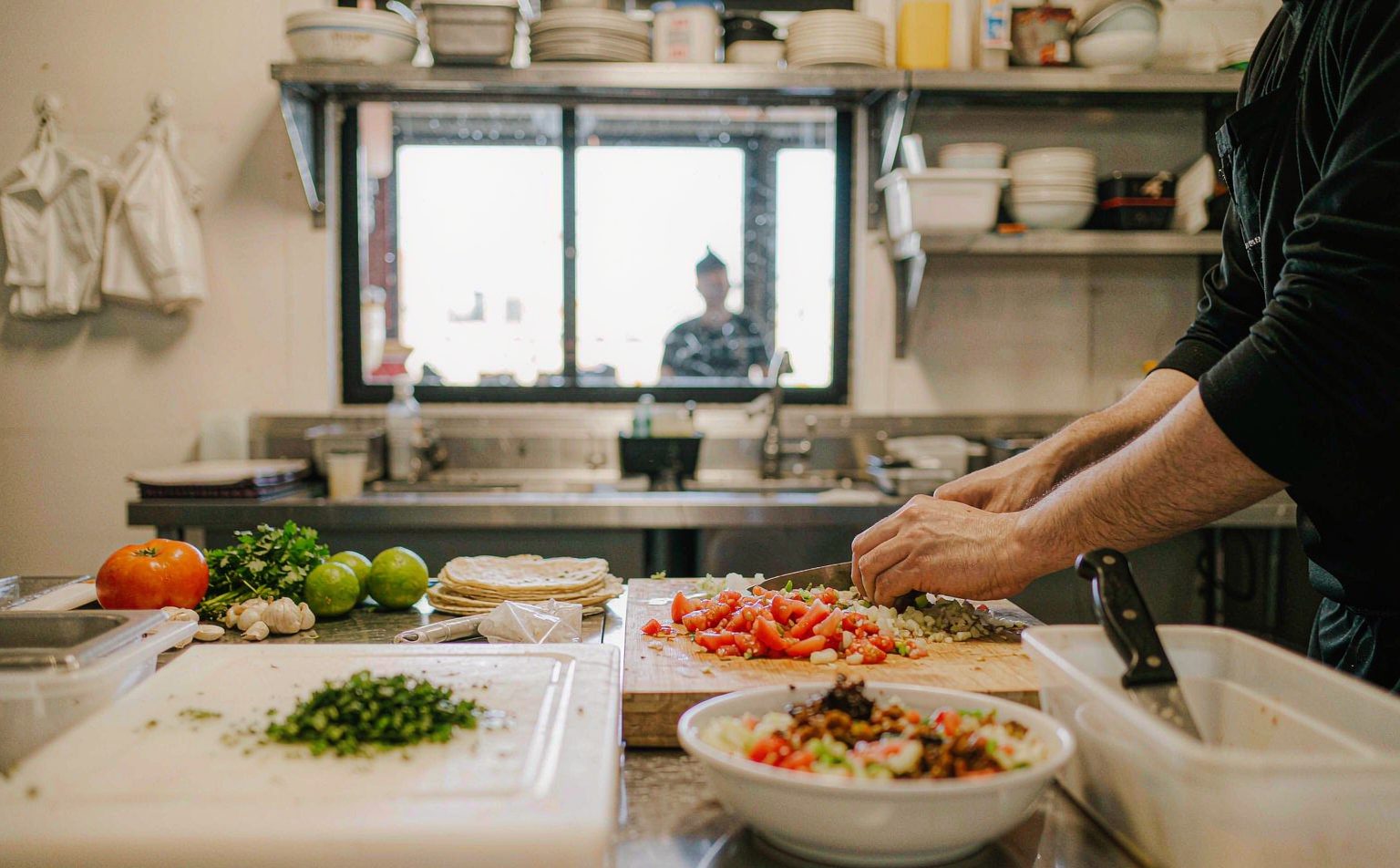 Preparación de alimentos en cocina con ingredientes frescos